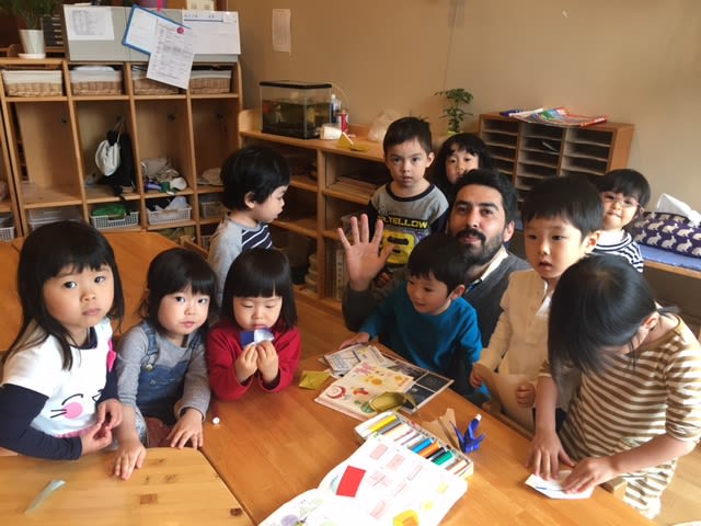 Invitaciòn de un jardin de infantes en Tokyo, Japon, a intervenir junto a los niños a dibujar en las ventanas.