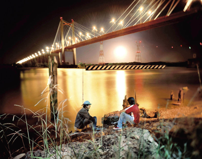 Fotografia nocturna, puente Zarate Brazo Largo. Foto de 2 minutos de exposición, linternas, luz de puente y luna. 