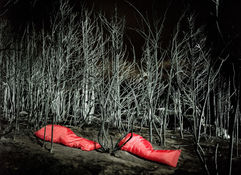 Orugas. Retrato nocturno de personas durmiendo en bosque incendiado. 8 minutos de exposición, iluminados por linternas.