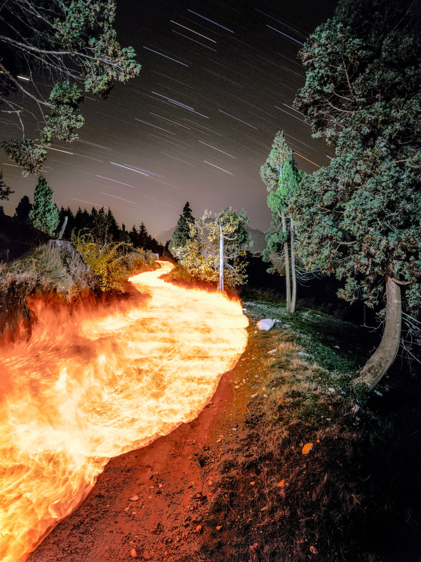 Camino de Fuego. Fotografia nocturna de 15 minutos de exposición, iluminada con fuego y linternas. 