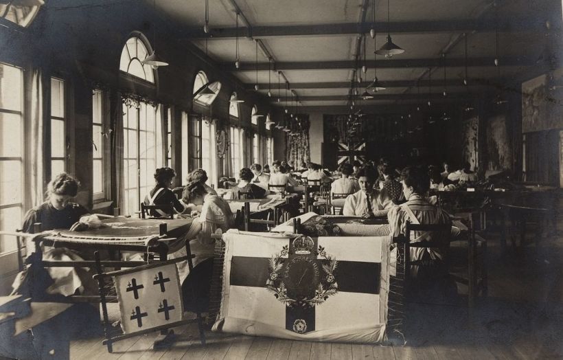 Salata de trabajo de la Royal School of Art Needlework (ca. 1903)