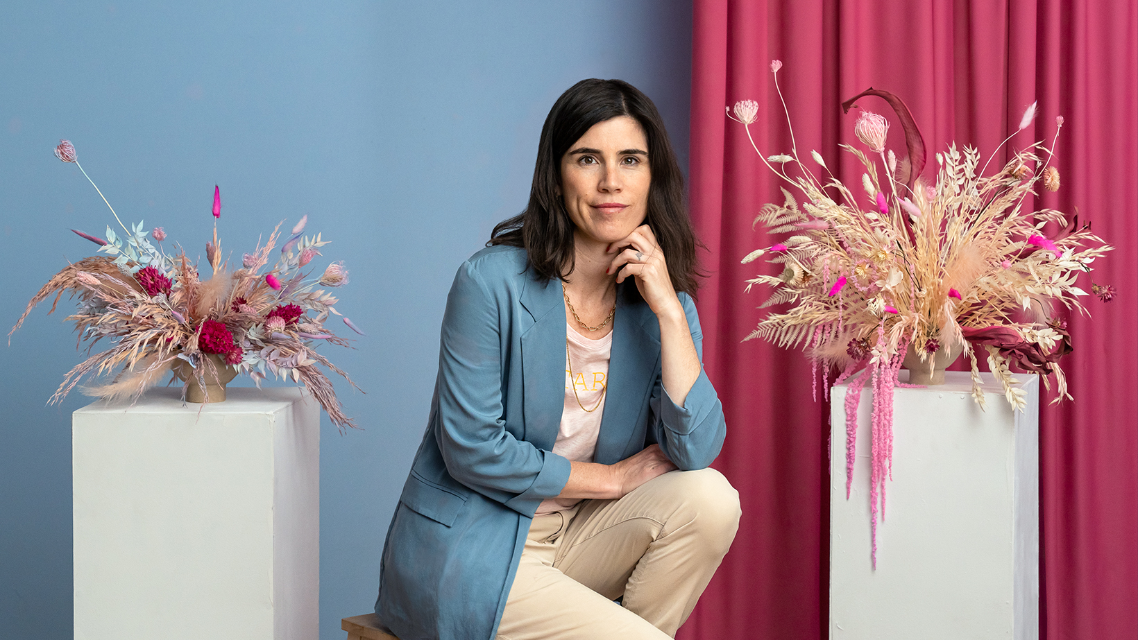 Design di centrotavola con fiori essiccati e stabilizzati