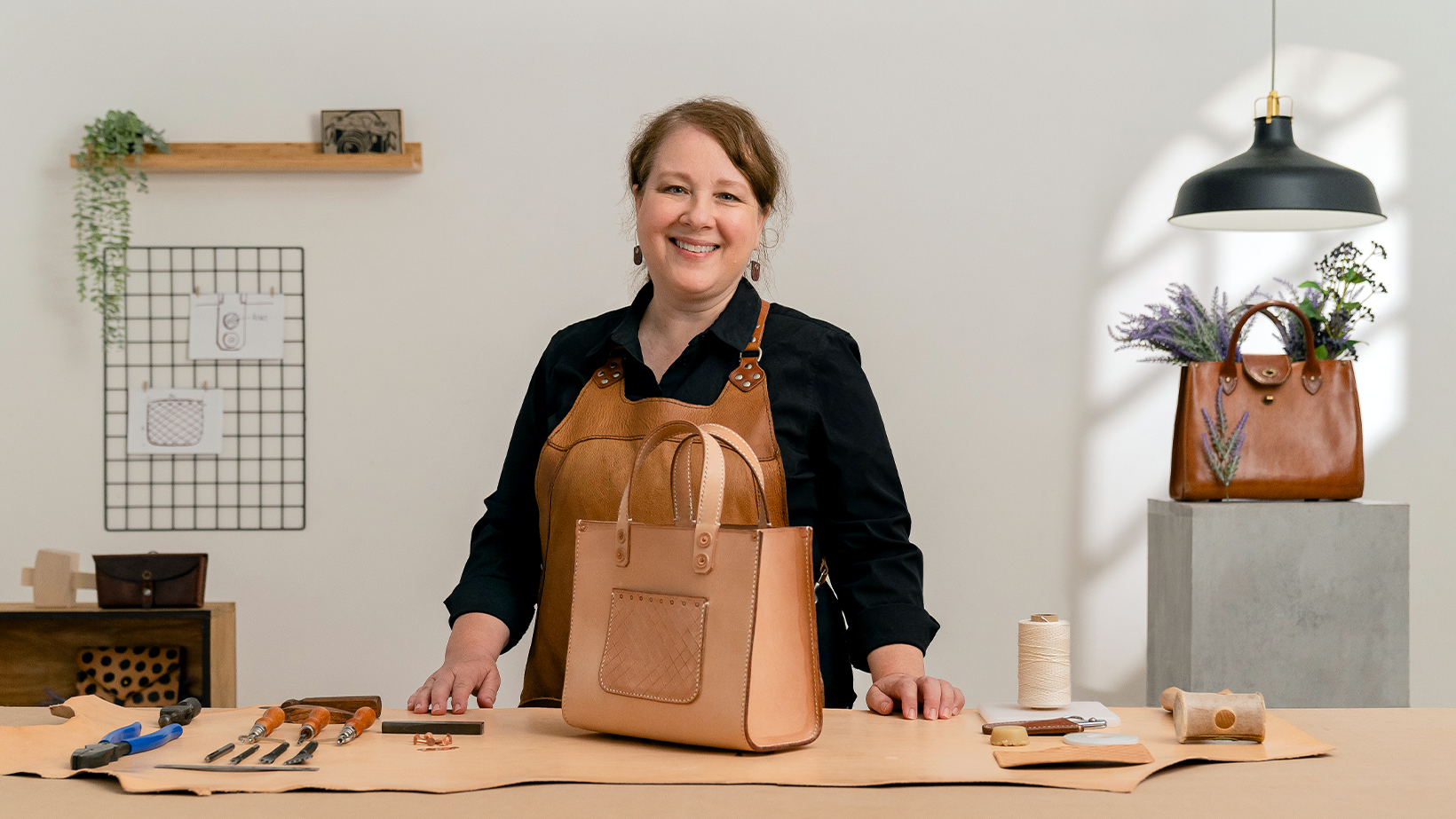 Criação de bolsas de couro personalizadas à mão